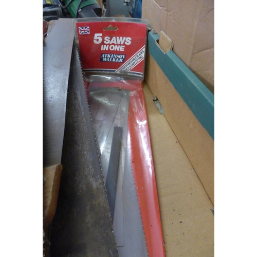 2171 - 5 vintage saws with a pack of cutting blades