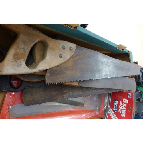 2171 - 5 vintage saws with a pack of cutting blades