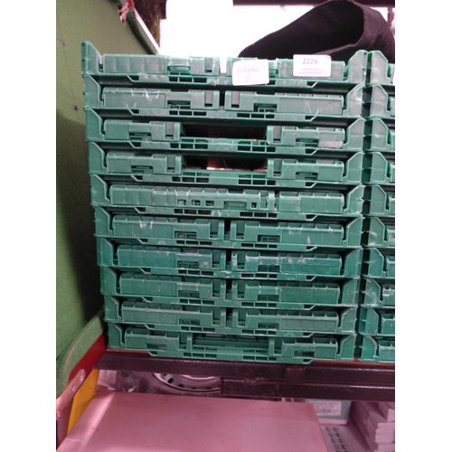 2224 - 10 Green collapsible storage crates, 30/40cm