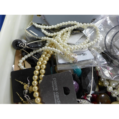 2298 - Large tub of new/unused costume jewellery