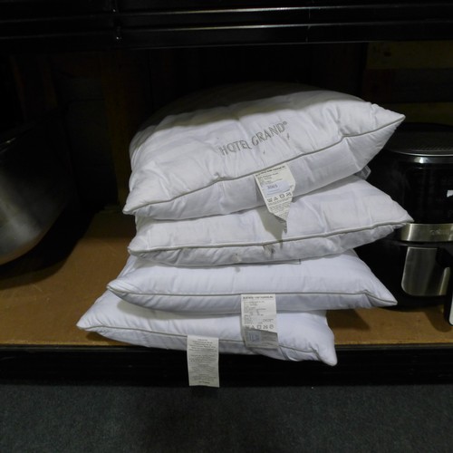 3065 - 4 Hotel Grand Pillows,  (280 -447,44901) *This lot is subject to VAT