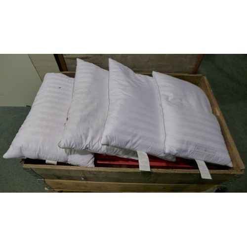 3065 - 4 Hotel Grand Pillows,  (280 -447,44901) *This lot is subject to VAT