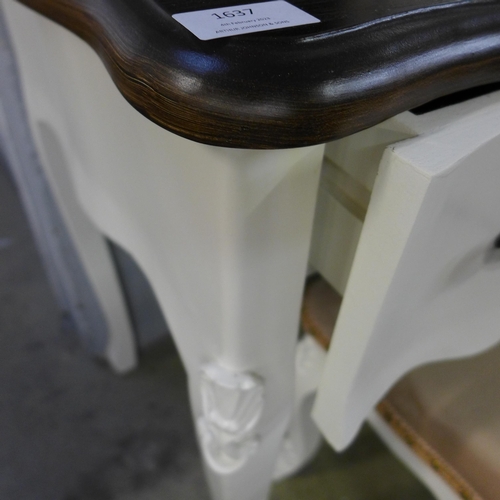 1632 - A dressing table with upholstered stool