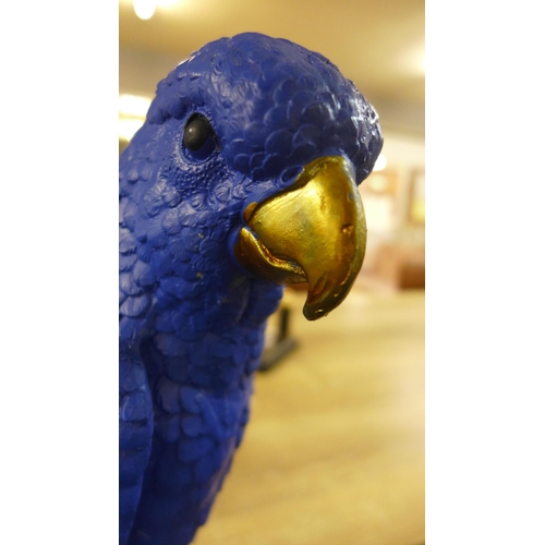 1341 - A blue parrot lamp