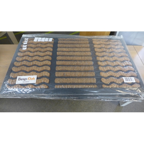 1507 - A wave patterned door mat * this lot is subject to VAT