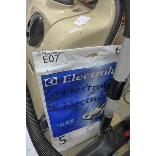 2411 - Electrolux vacuum cleaner