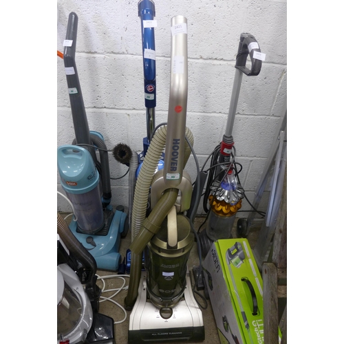 2421 - Hoover upright vacuum cleaner