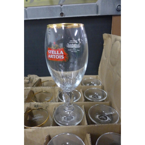 2467 - 12 x 1/2 pint Stella glasses and 8 Pepsi Max glasses