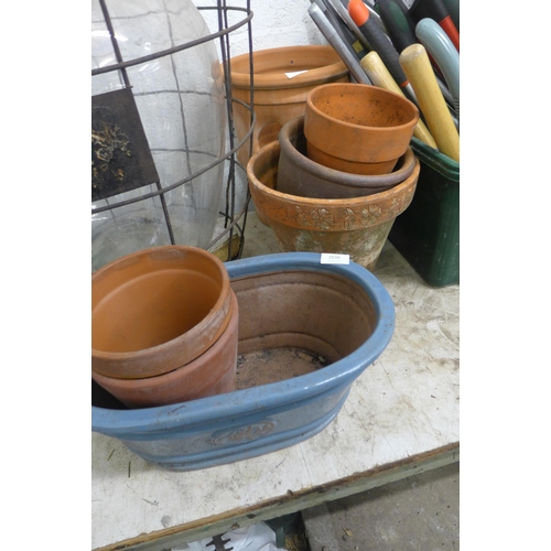 2538 - 7 mixed size terracotta plant pots