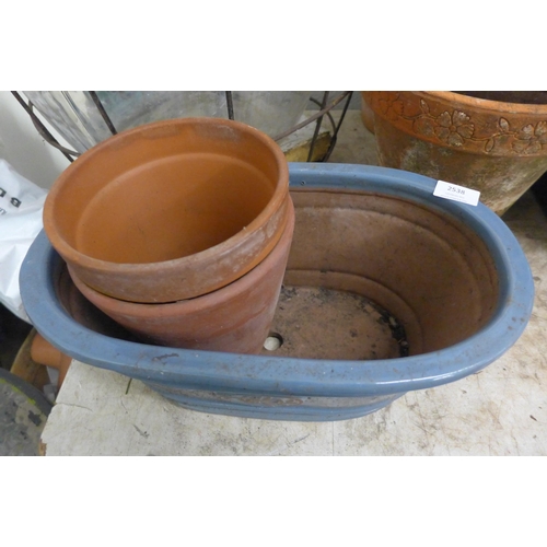 2538 - 7 mixed size terracotta plant pots