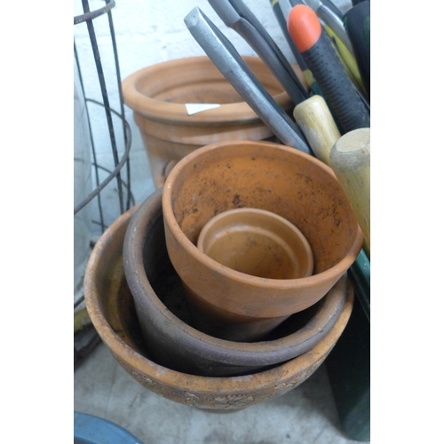 2538 - 7 mixed size terracotta plant pots