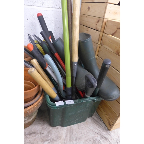 2539 - Quantity of garden shears with 2 rakes and Kent & Stowe edger