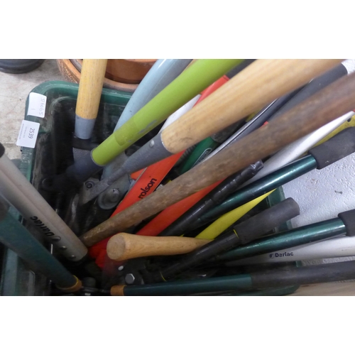 2539 - Quantity of garden shears with 2 rakes and Kent & Stowe edger