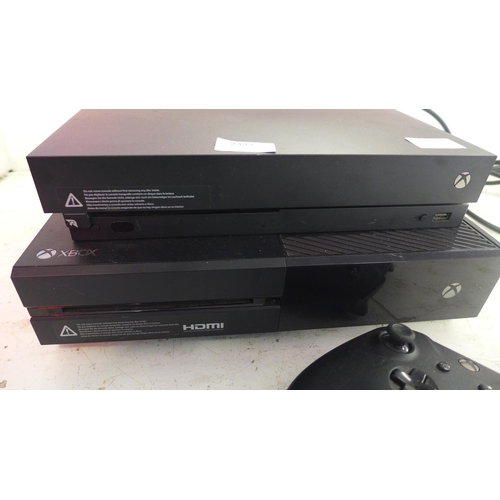 2322 - 2 Xbox consoles with 1 controller and power supply