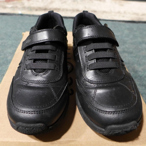 3999 - Pair of kids black school shoes - UK size 13  *This lot is subject to VAT