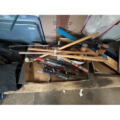 2133 - Fishing/leisure job lot: 5 fishing rods, nets, 4 spinning reels, 4 squash rackets, Gunn & Moore cric... 