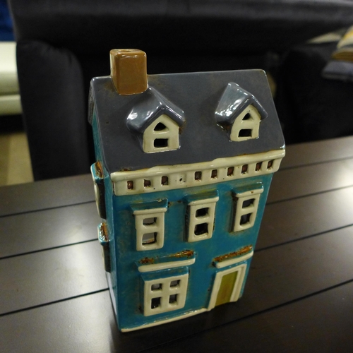 1556 - A ceramic tealight house, H 24cms (572108)   #