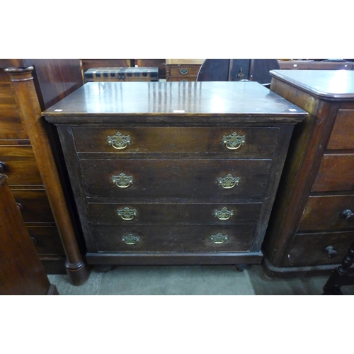 101 - A William III oak chest of drawers