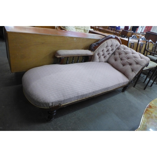 118 - A Victorian mahogany and fabric upholstered chaise longue