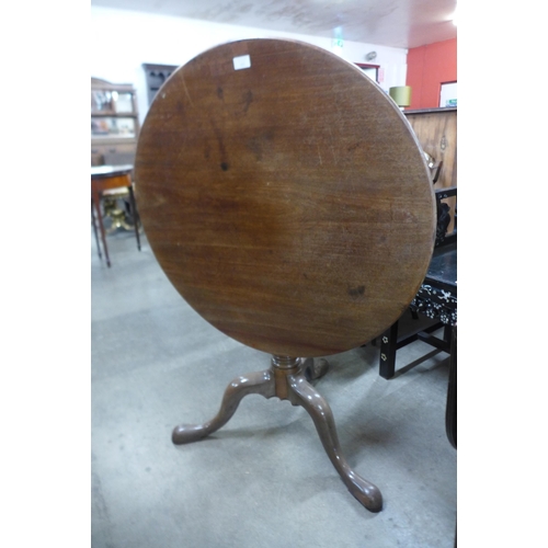 122 - A George III mahogany circular tilt-top tea table