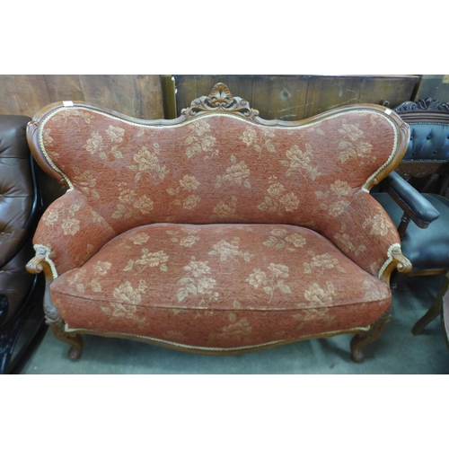 126 - An early 20th Century French carved beech and fabric upholstered settee