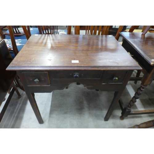 153 - A George III mahogany lowboy