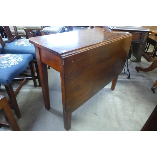 196 - An early 20th Century mahogany drop-leaf side table