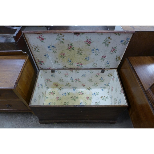 217 - A Victorian scumbled pin blanket box