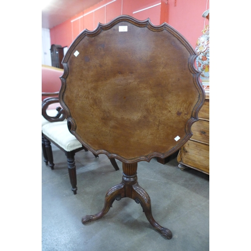 25 - A 19th Century Chippendale style mahogany tilt-top tripod tea table