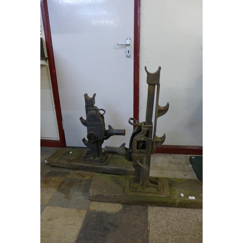 251 - A pair of cast iron lowering jacks