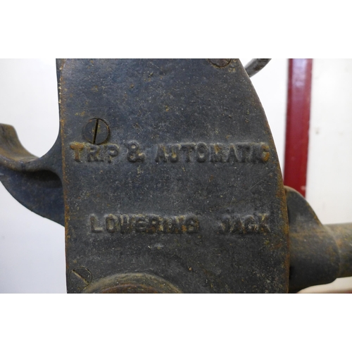 251 - A pair of cast iron lowering jacks