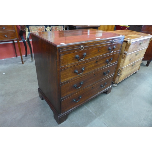 29 - A George II mahogany bachelor's chest of drawers