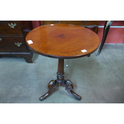 31 - A Victorian walnut tripod wine table