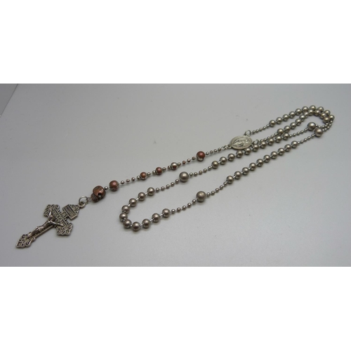 1054 - A rosary bead necklace