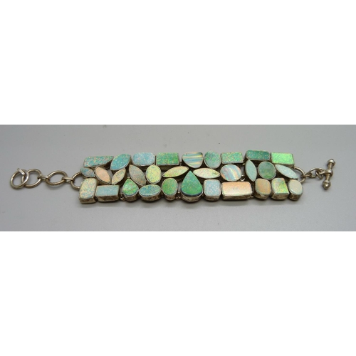 1063 - A synthetic opal bracelet