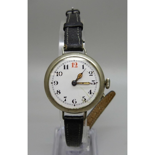 1066 - A WWI trench wristwatch with enamel dial