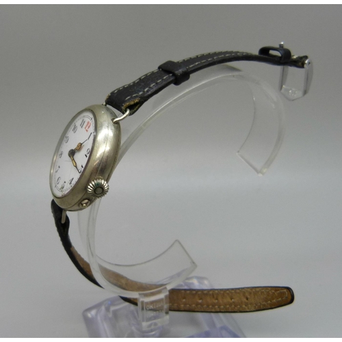 1066 - A WWI trench wristwatch with enamel dial