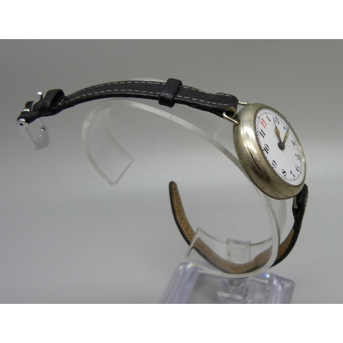 1066 - A WWI trench wristwatch with enamel dial