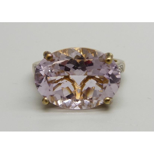 1068 - A silver gilt rose de France amethyst with eight diamonds ring, T