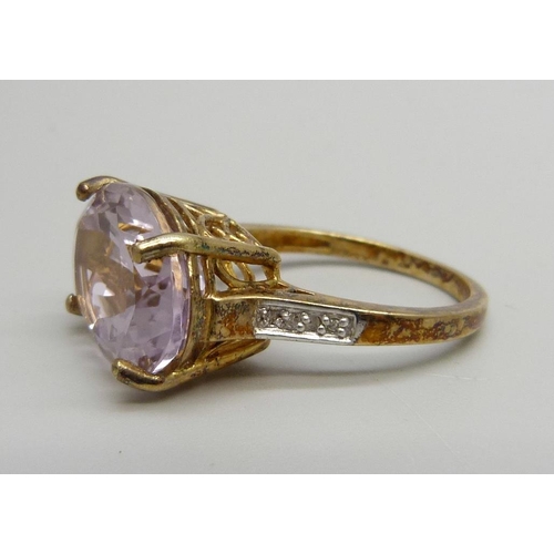 1068 - A silver gilt rose de France amethyst with eight diamonds ring, T