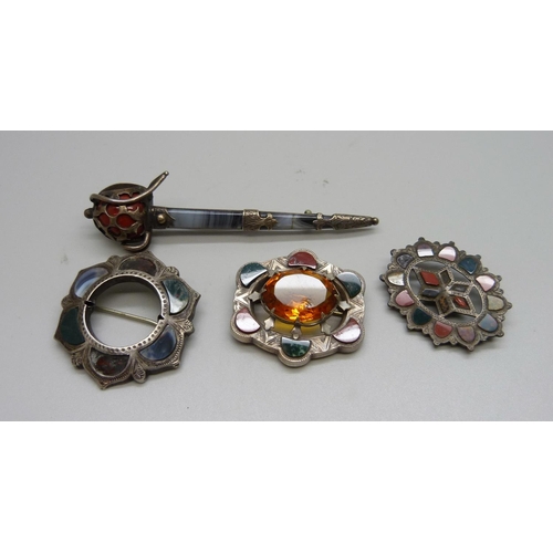 1077 - Four agate set brooches, a/f, one lacking pin