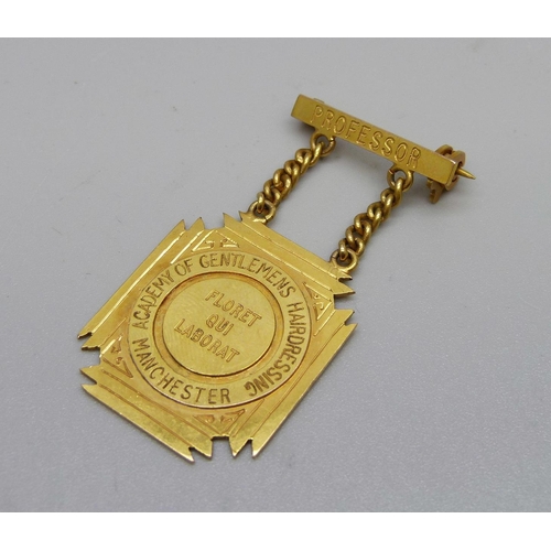 1084 - A 9ct gold medal, marked Academy of Gentlemans Hairdressing, 10.1g