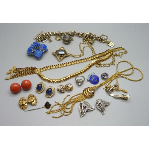 1085 - A collection of costume jewellery