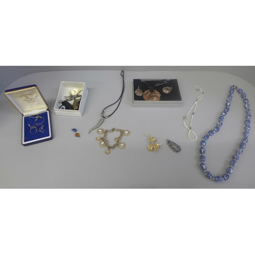 633 - A box of costume jewellery