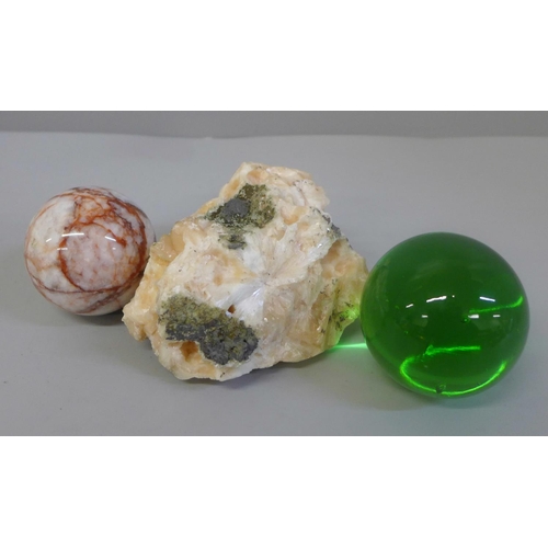 646 - A quartz mineral sample and a polished agate sample, with a glass ball