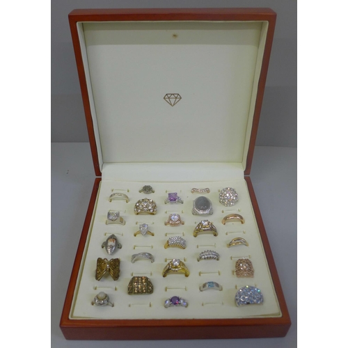 676 - A tray of 25 costume rings