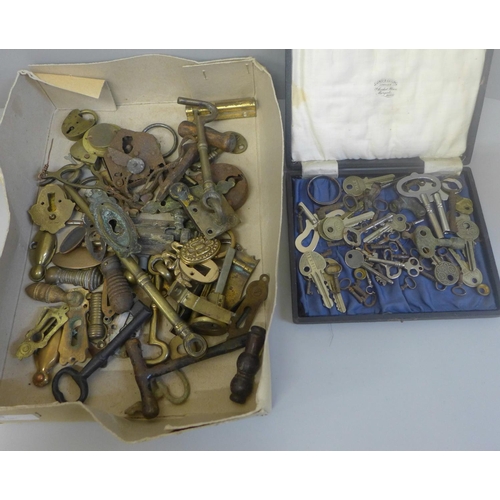 685 - A collection of cabinet keys, door furniture, etc.