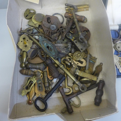 685 - A collection of cabinet keys, door furniture, etc.