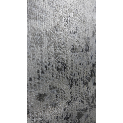 1606 - A contemporary cream and grey ground vintage style carpet, 200xm x 300cm