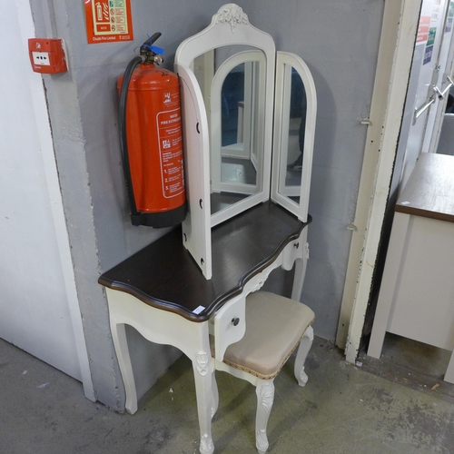 1640 - A dressing table with upholstered stool